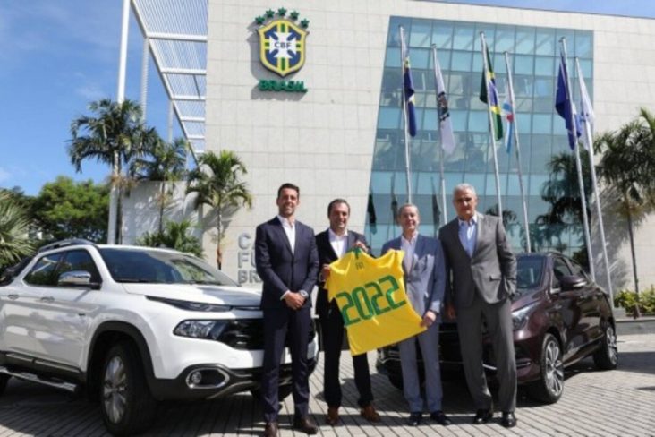 CBF firmou contrato de patrocínio com grupo Fiat mas abandona modelos executivos da confederação e Tite com camisa do Brasil de número 2022 na frente de duas Fiat Toro e atrás prédio da CBF (1)