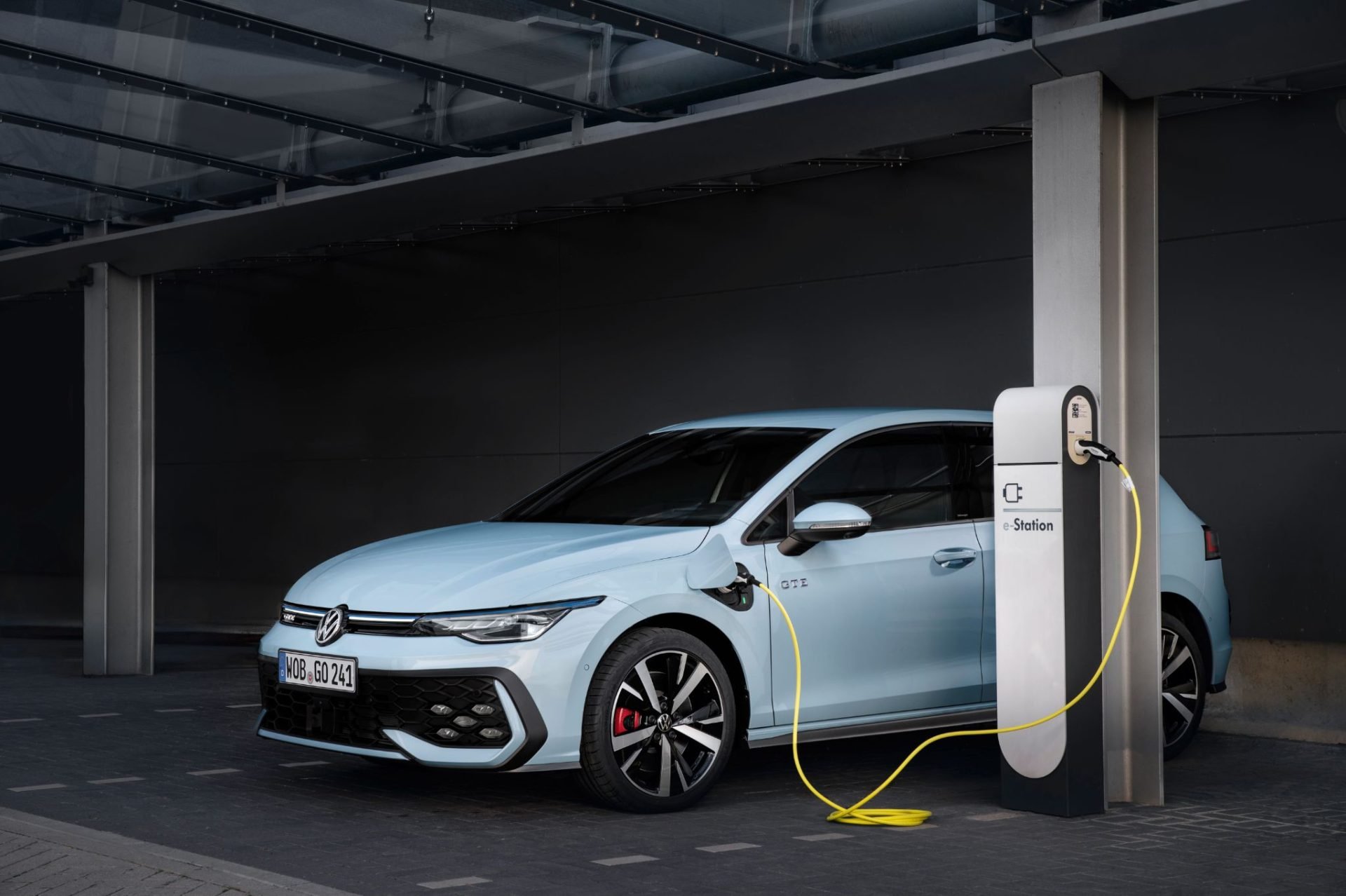volkswagen golf gte 2025 frente carregando