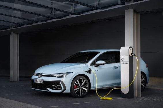 volkswagen golf gte 2025 frente carregando