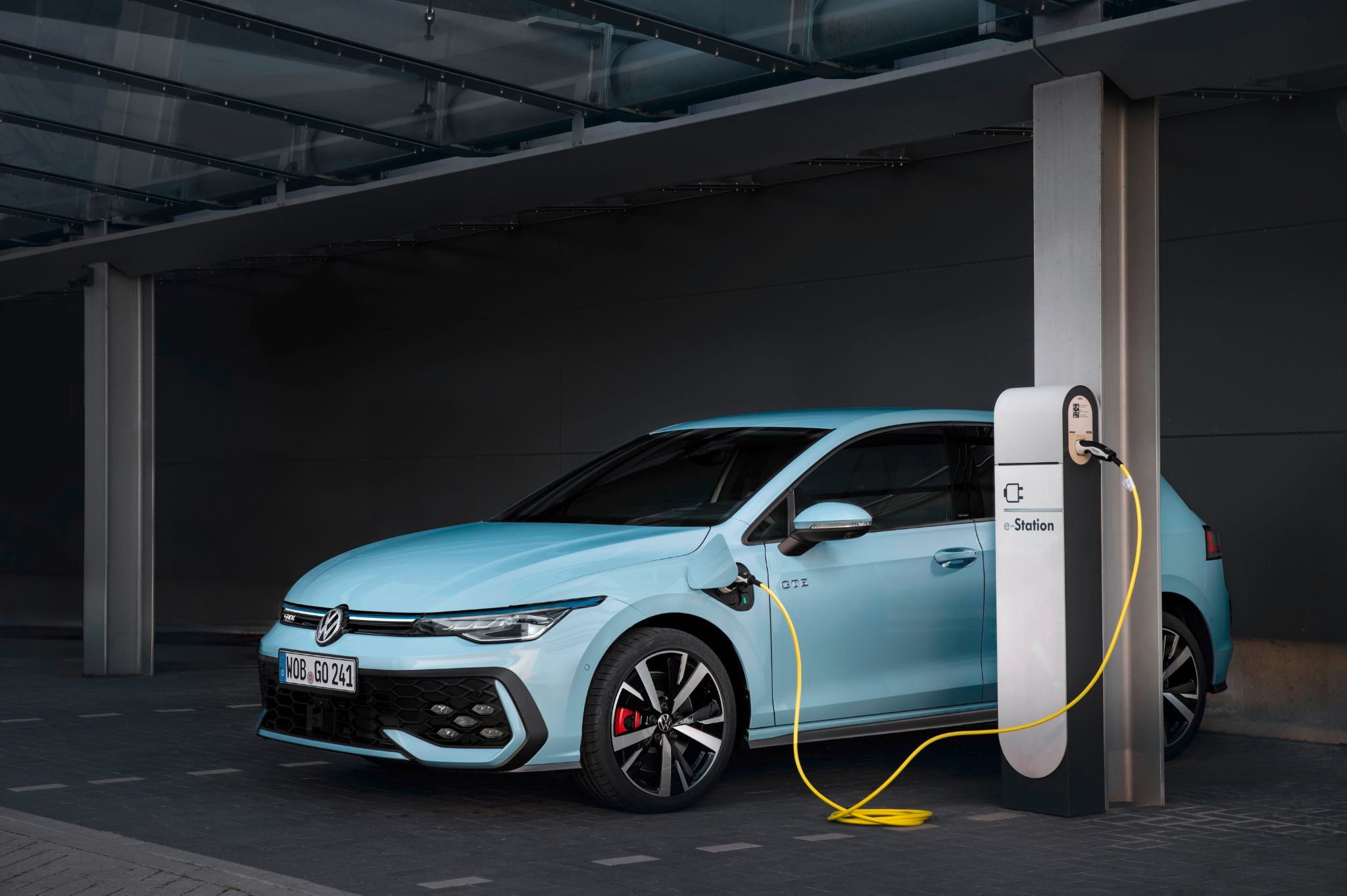 volkswagen golf gte 2025 frente carregando
