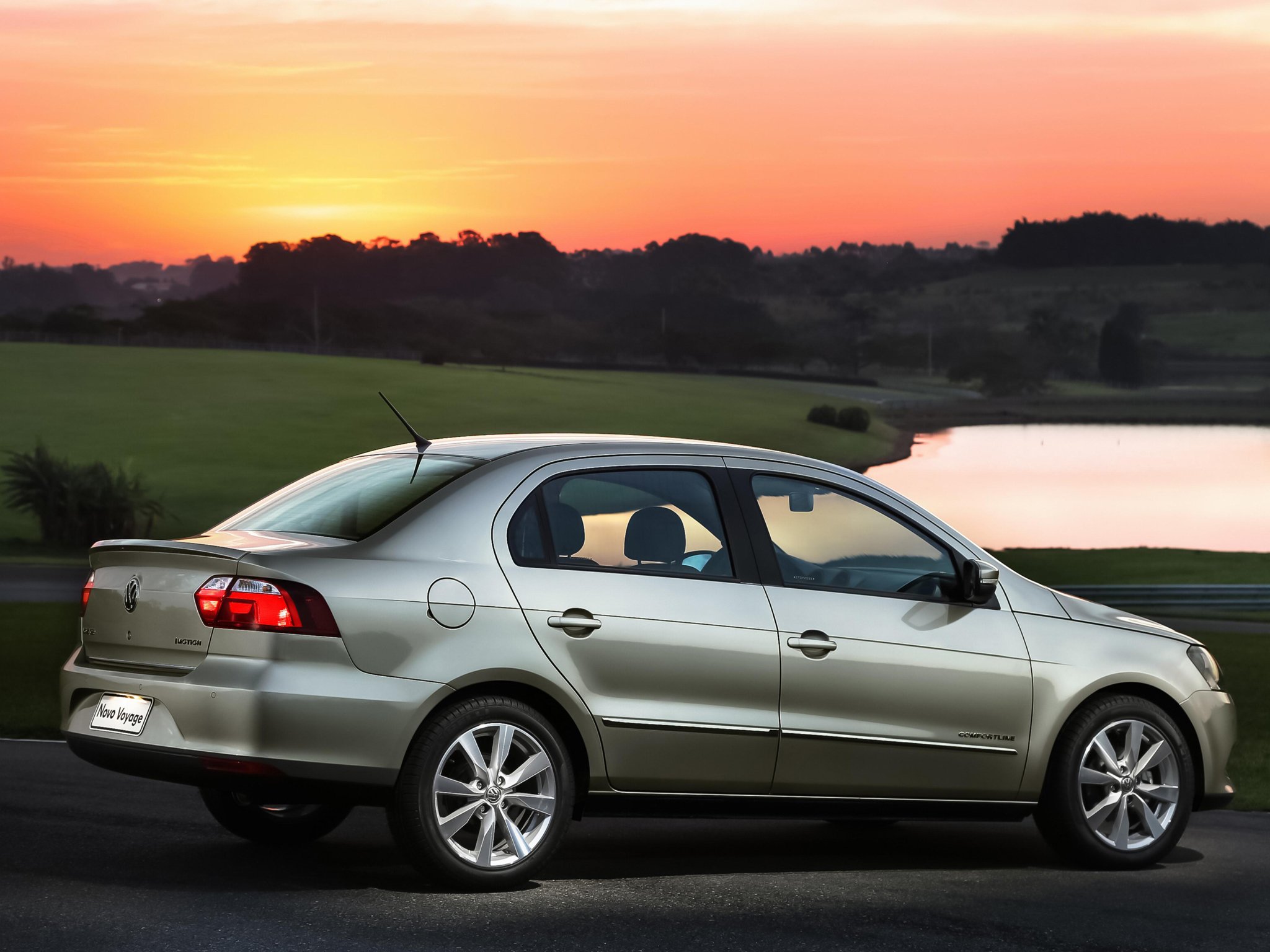 VOLKSWAGEN VOYAGE 2015 PRATA TRASEIRA E LATERAL