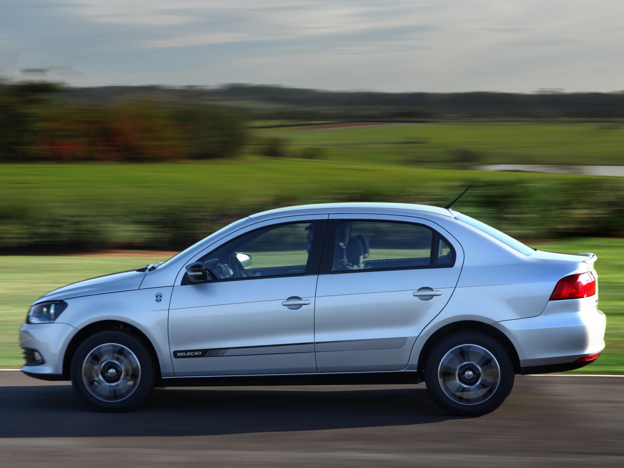 VOLKSWAGEN VOYAGE 2015 PRATA MOVIMENTO LATERAL