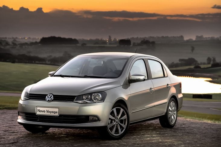 VOLKSWAGEN VOYAGE 2015 PRATA FRENTE E LATERAL