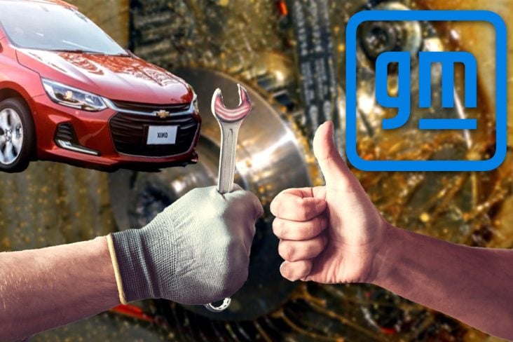 Montagem foto do logo da GM ao lado. correia dentada banhada a óleo como fundo, na frente dos elementos duas maos fazendo sinal de joinha, ao lado o carro Onix 2020 Laranja.