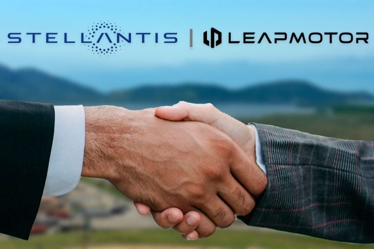 DOIS HOMENS APERTAM AS MÃOS ACIMA AS LOGOS DA Stellantis E Leapmotor, ao fundo cenario de uma porto desfocado. Montadoras chinesas