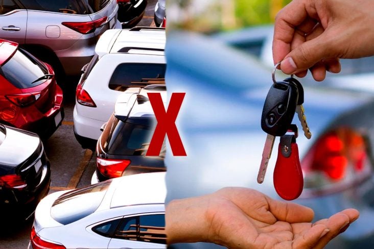 HOMEM ENTREGA CHAVE DE CARRO PARA UMA MULHER, tela dividida com um patio de carros zero km, com um X para mostrar a dualidade.