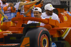 Pilotos F1 carros lego Hamilton e Leclerc Ferrari