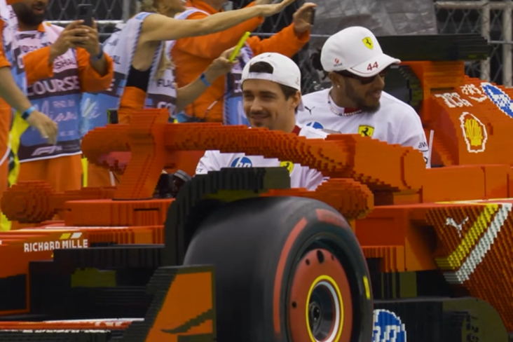 Pilotos F1 carros lego Hamilton e Leclerc Ferrari