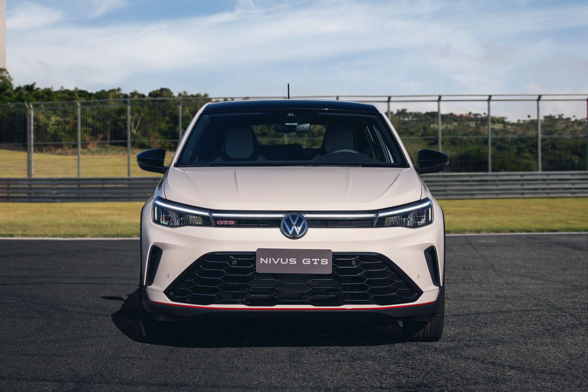 Volkswagen Nivus GTS 2026 Branco Cristal dianteira parado