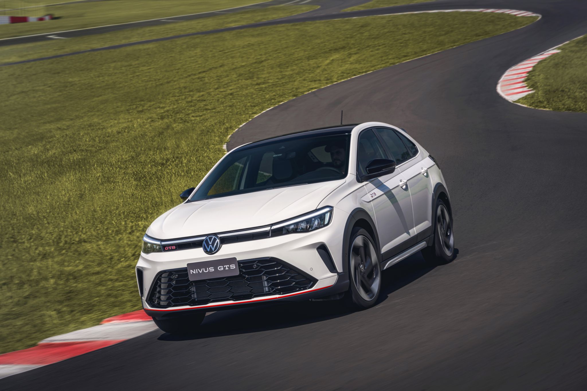 Volkswagen Nivus GTS 2026 Branco Cristal frente em autódromo