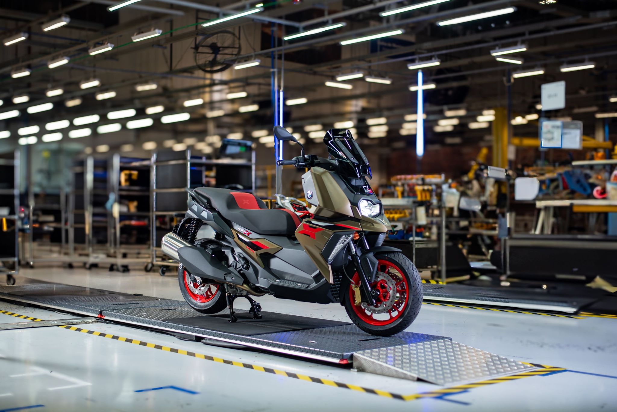 BMW C 400 X começa a ser fabricada no Brasil BMW C 400 X começa a ser fabricada no Brasil