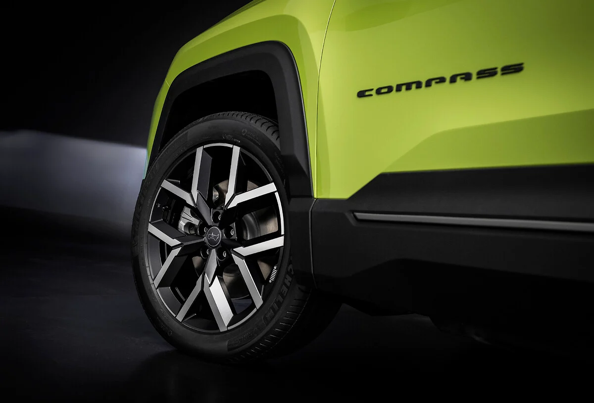 Novo Jeep Compass 2026 Europa primeira edição em verde detalhe roda