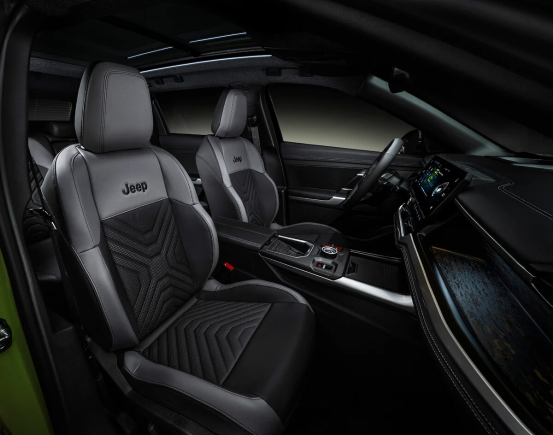 Novo Jeep Compass 2026 Europa primeira edição em verde interior destaque bancos