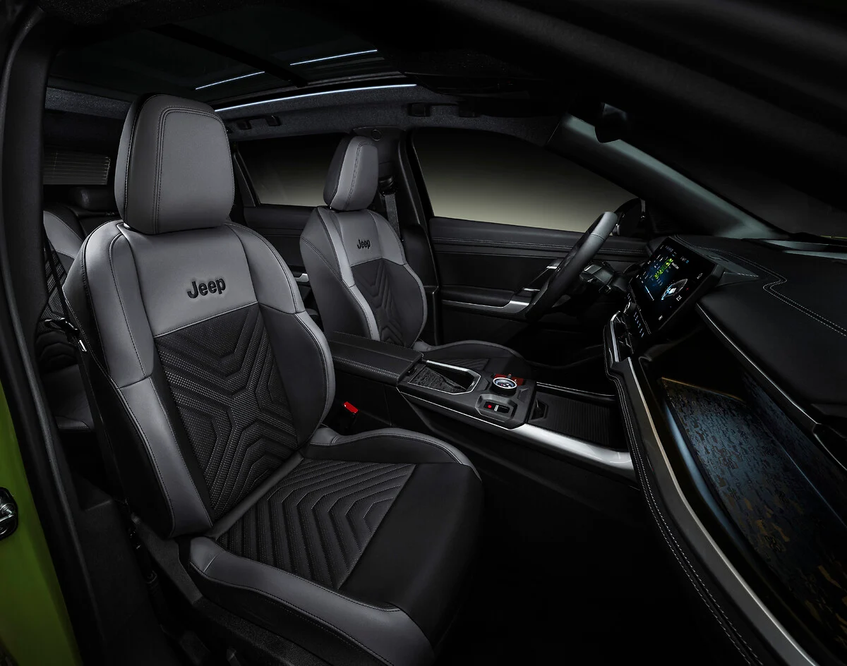 Novo Jeep Compass 2026 Europa primeira edição em verde interior destaque bancos