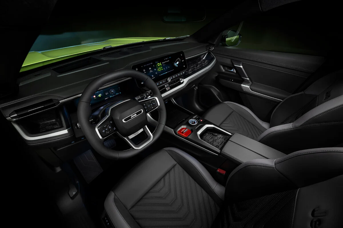 Novo Jeep Compass 2026 Europa primeira edição em verde interior painel