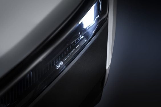 Novo Jeep Compass 2026 4x4 Europa em branco detalhe farol de LED