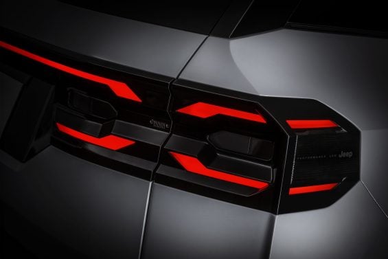Novo Jeep Compass 2026 4x4 Europa em branco detalhe lanternas traseiras