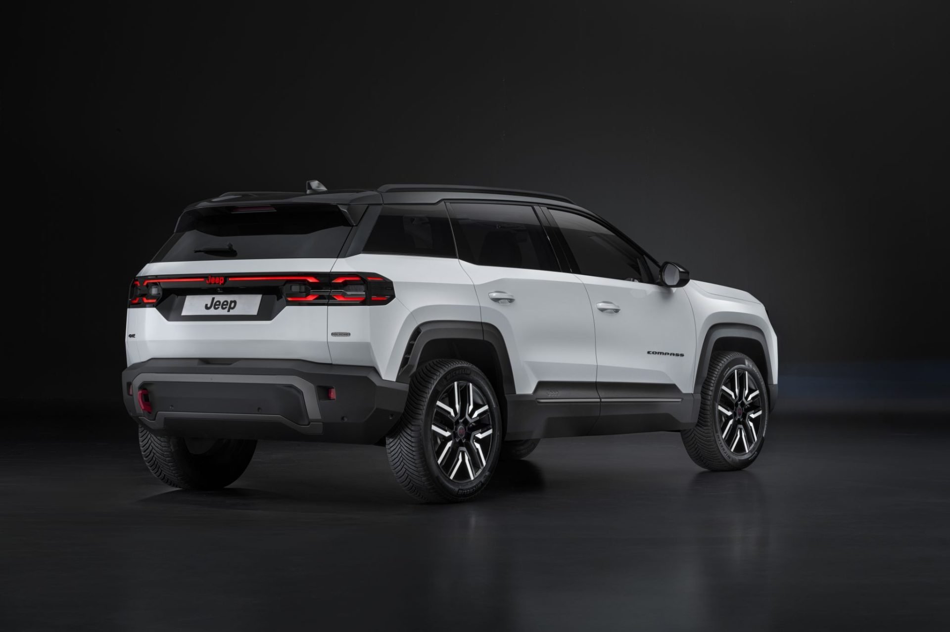 Novo Jeep Compass 2026 4x4 Europa em branco traseira e lateral