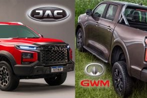 JAC HUNTER vermelha estacionada no fundo branco, Picape Poer marrom parada num campo de flores, montagem das duas juntas com os logos de cada empresa. Picape elétrica