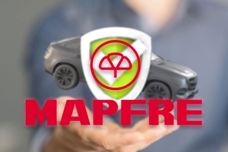 Montagem homem segurando um carro em 3D , na frente simbolo de positivo envolto em um escuto em verde, na frete do escuto logo do grupo Mapfre. Seguro Auto