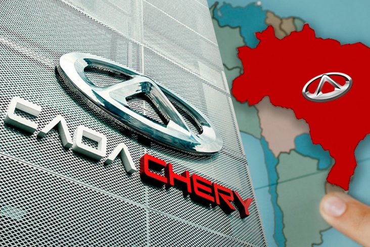 Montagem lado a lado Fachada da loja da Caoa Chery, com Mapa cartográfico da América do Sul e um dedo aponta para o Brasil em vermelho com símbolo da Caoa Chery. Carro chinês