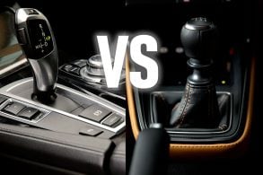 Foto montagem de doios cambios lado a lado , manual e cambio automatico, com um VS para definir um embate entre eles.