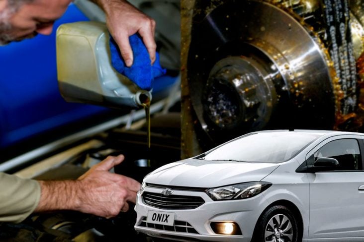 Foto montagem, ao fundo homem trocando oleo de um carro , ao lado correia dentada banhada a oleo, na frente onix branco modelo 2020.