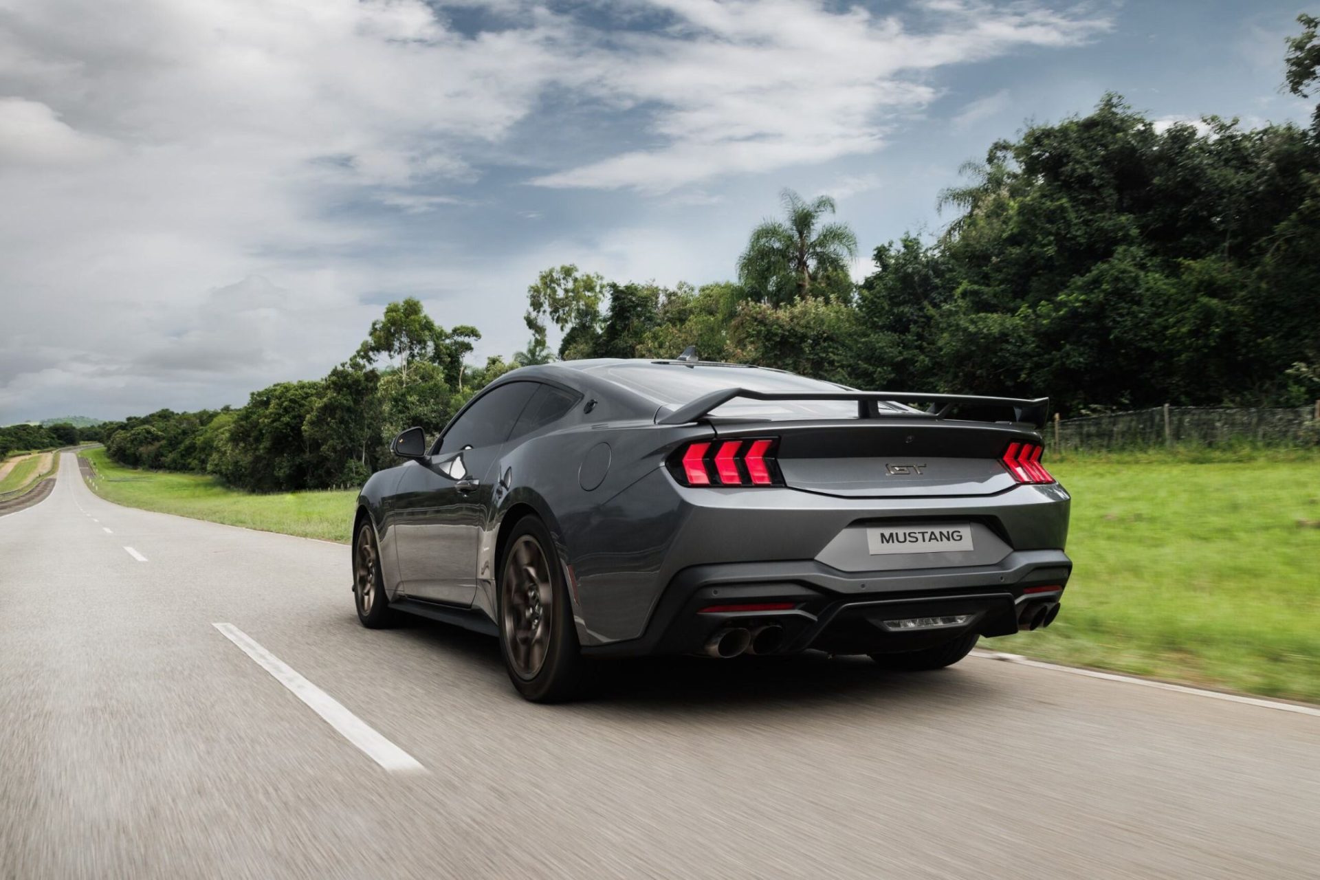 ford-mustang-gt-performance-manual-2025-cinza-torres-traseira-em-movimento-1920x1280.jpg
