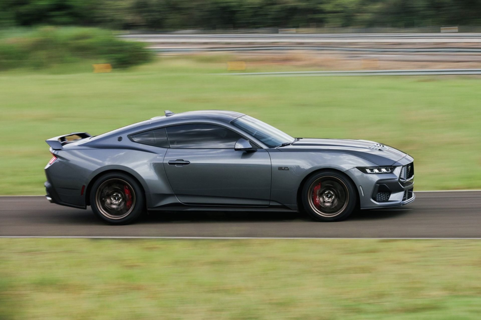 ford-mustang-gt-performance-manual-2025-cinza-torres-lateral-em-movimento-1920x1280.jpg