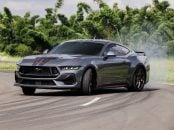 Ford Mustang GT Performance Manual 2025 cinza torres frente derrapando