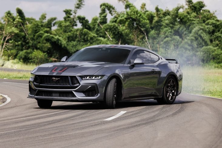 Ford Mustang GT Performance Manual 2025 cinza torres frente derrapando