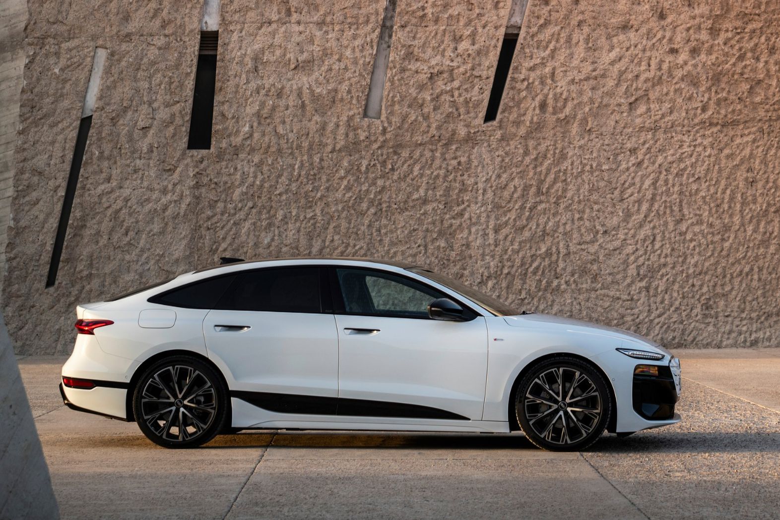 AUDI A6 ETRON 2025 BRANCO LATERAL PERFIL AUDI A6 ETRON 2025 BRANCO LATERAL PERFIL