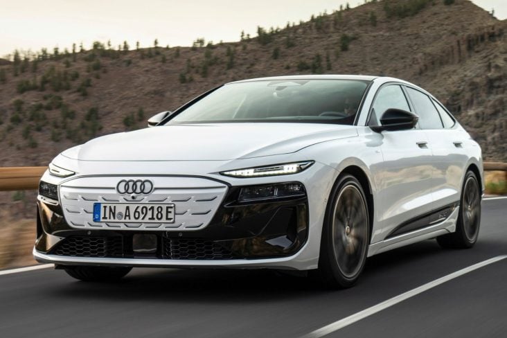 AUDI A6 ETRON 2025 BRANCO FRENTE E LATERAL MOVIMENTO
