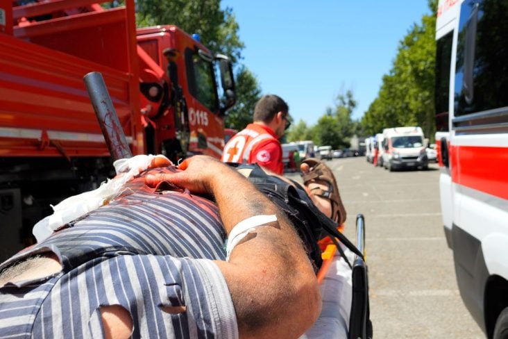 homem acidente transito ambulancia