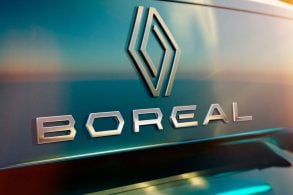 Foto do Renault boreal emblema com o nome do carro.