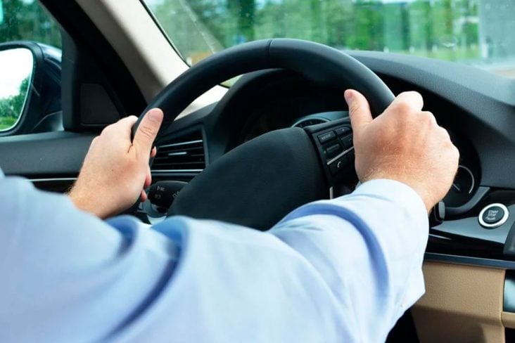 Homem ao volante dirigindo- shutterstock 1391511