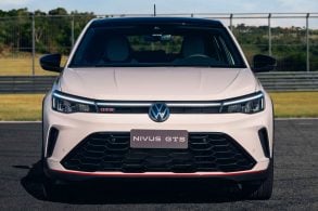 Volkswagen Nivus GTS 2026 Branco Cristal dianteira parado na pista de teste