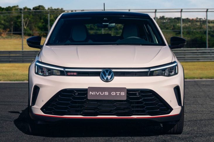 Volkswagen Nivus GTS 2026 Branco Cristal dianteira parado na pista de teste