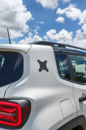 Jeep Renegade Série especial 10 anos produção Jeep detalhe patch da coluna