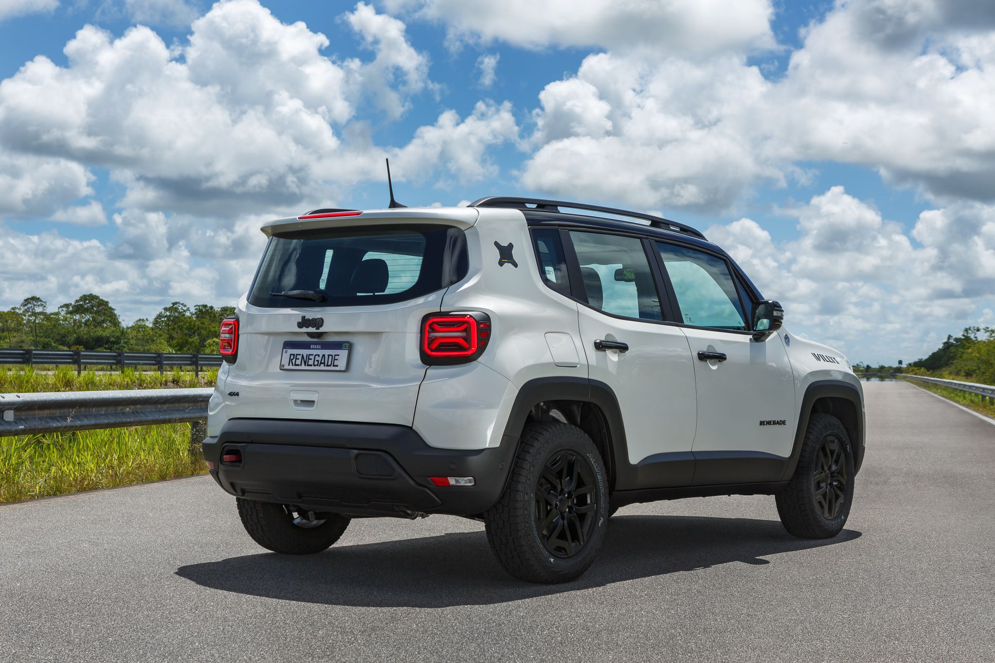 Jeep Renegade Série especial 10 anos produção Jeep traseira