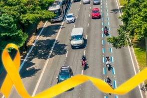 faixa azul para motos divulgação SP, montagem com o laço amarelo do dia amarelo.