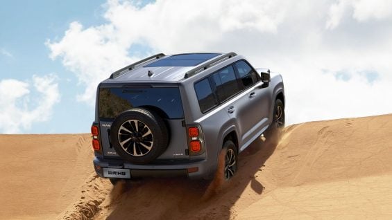 GMW haval h9 prata traseira subindo duna