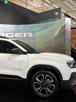 Jeep Avenger branco frente vista de lado