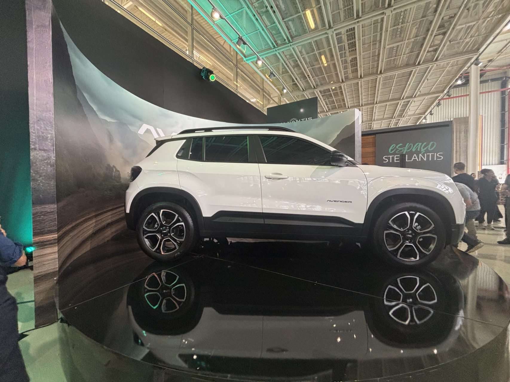 Jeep Avenger branco lateral