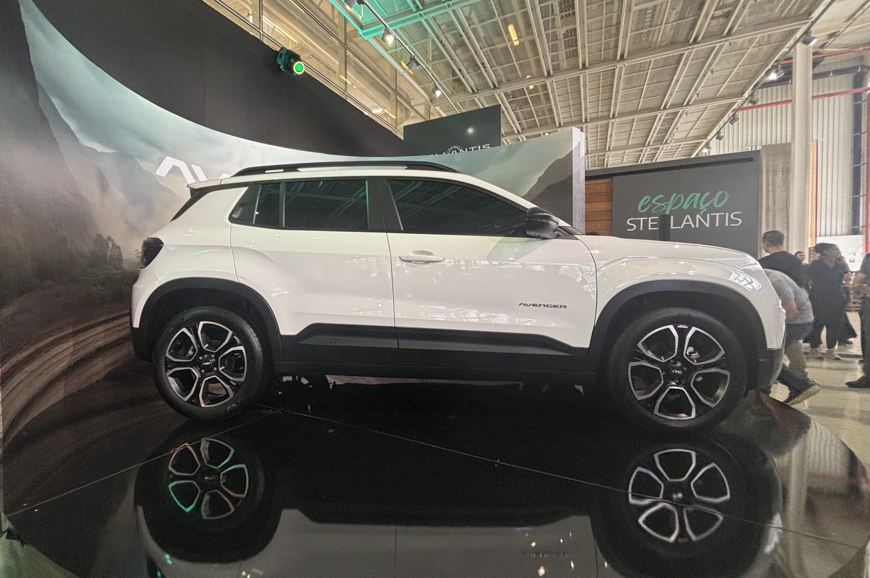 Jeep Avenger branco lateral Jeep Avenger branco lateral