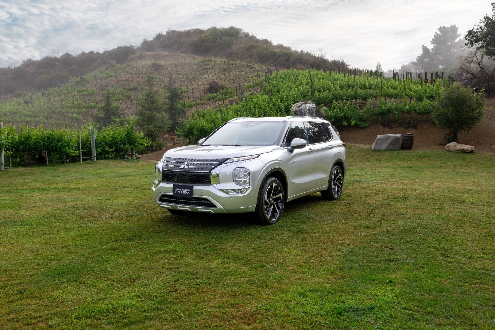 Mitsubishi Outlander PHEV HPE S Branco Diamond frente parado