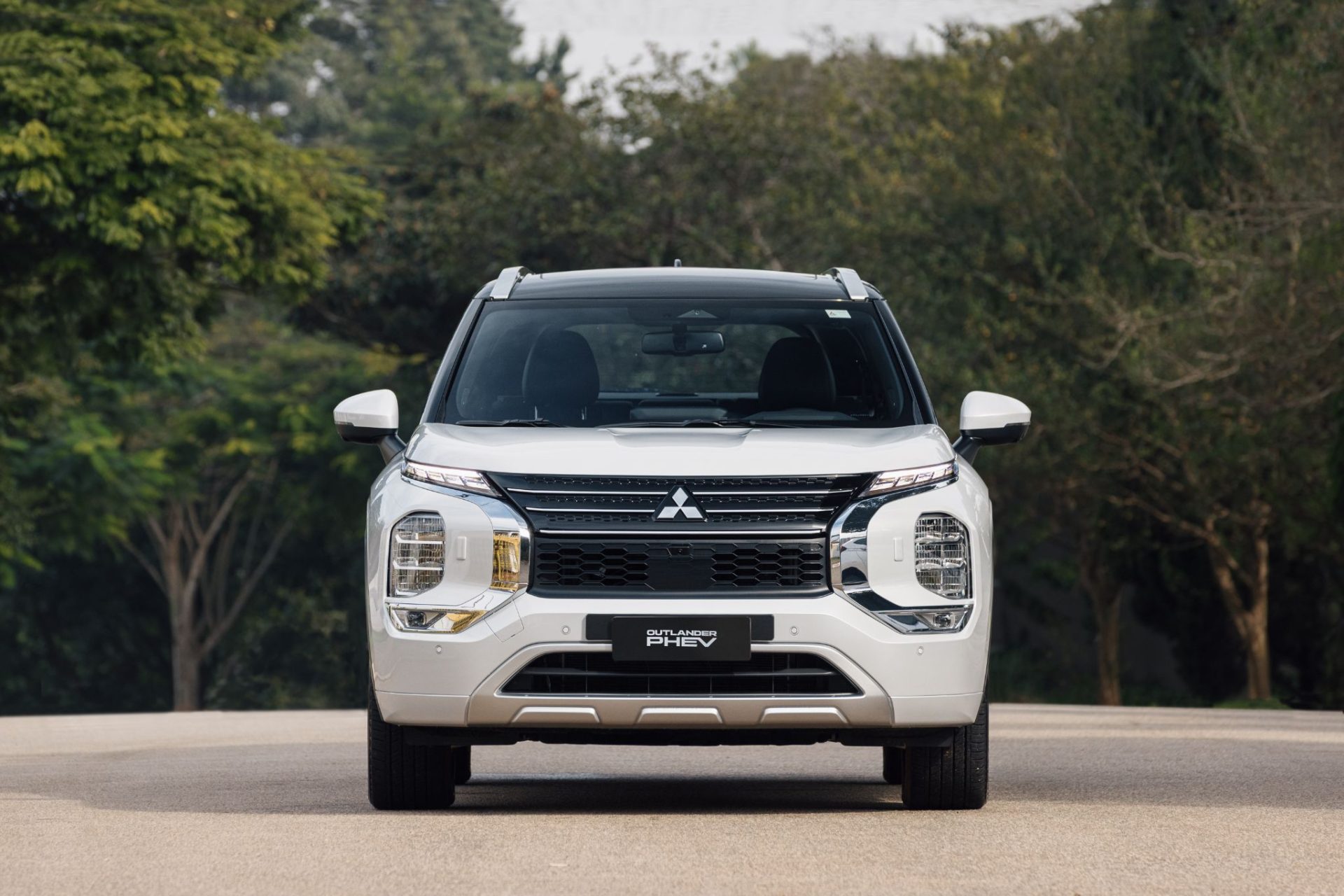 Mitsubishi Outlander PHEV Signature branco diamond dianteira parado (2)
