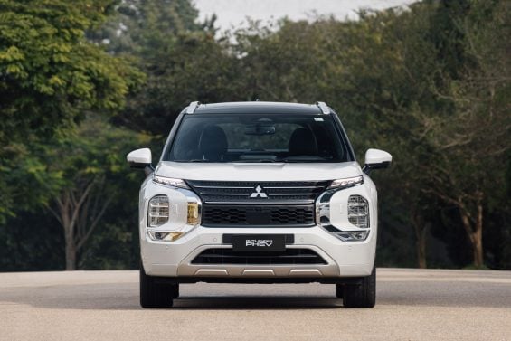 Mitsubishi Outlander PHEV Signature branco diamond dianteira parado (2)