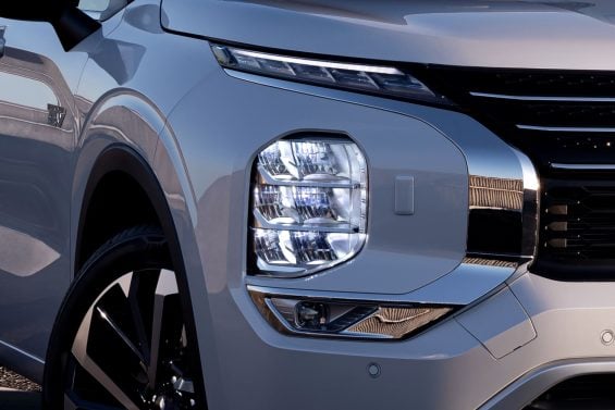 Mitsubishi Outlander PHEV Signature branco diamond farol