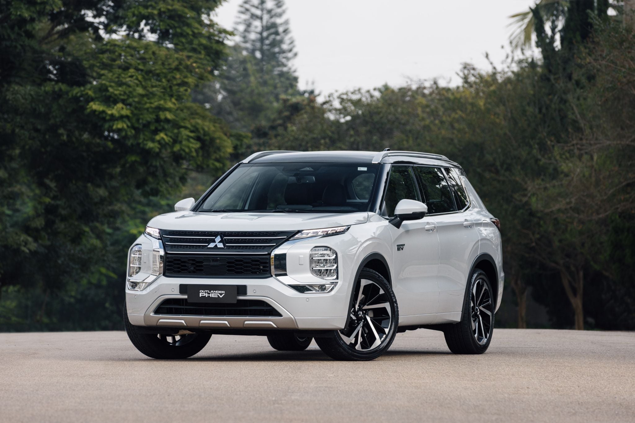 Mitsubishi Outlander PHEV Signature branco diamond frente parado (4)